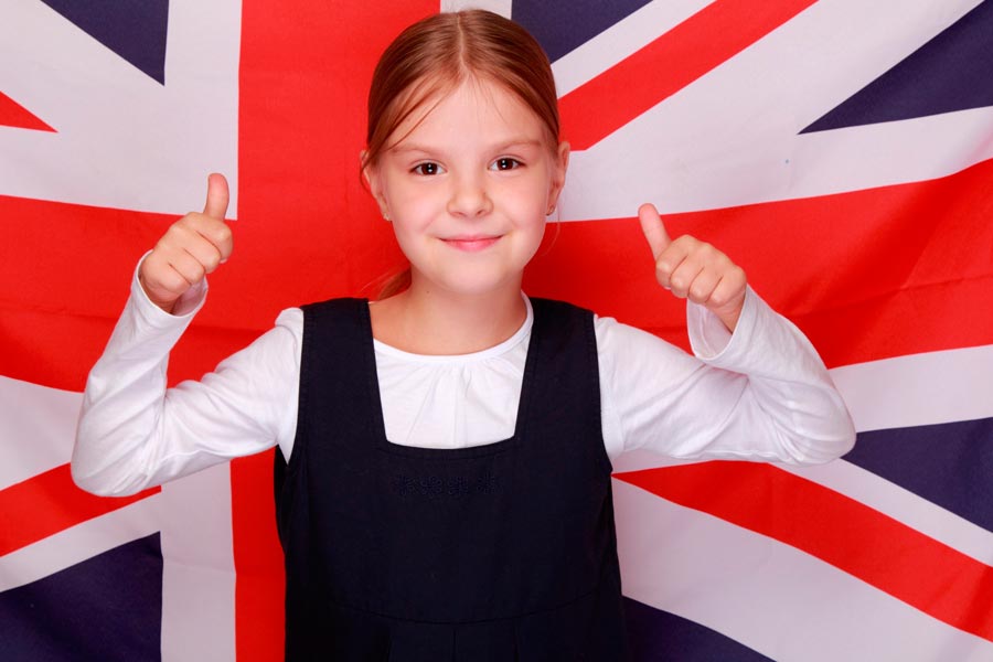 Девочка на фоне британского флага